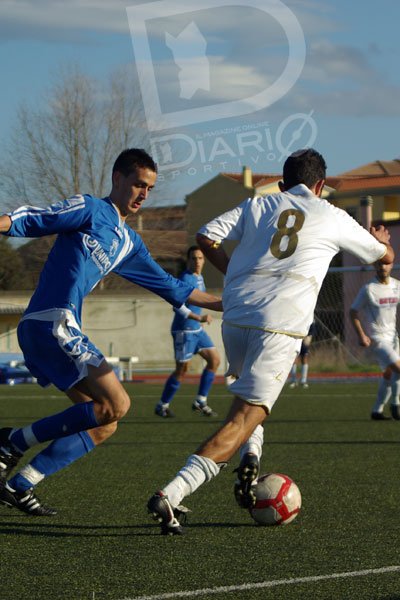 Paolo Merone in dribbling su Piergiuseppe Satta